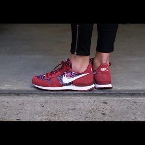 Nike running shoes. Bought them for casual events.